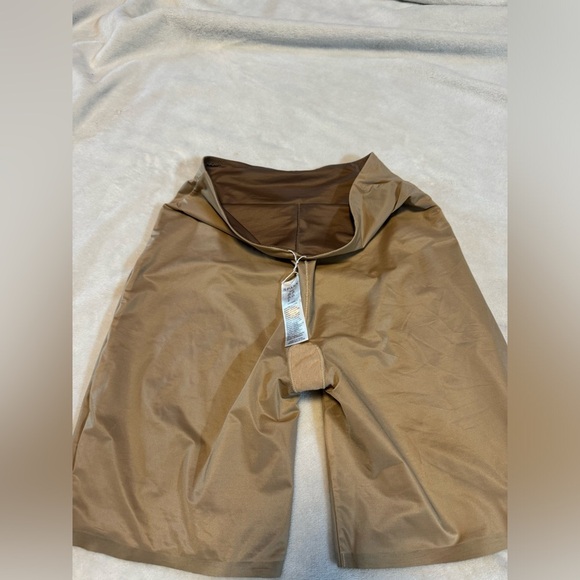 Spanx Reversible Smoothing Shorts - Picture 6 of 9